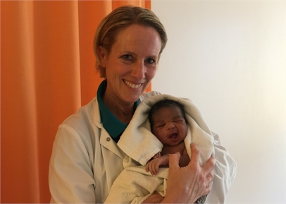 Dr. Strunz mit unserem 2. "Desert Flower Center"-Baby