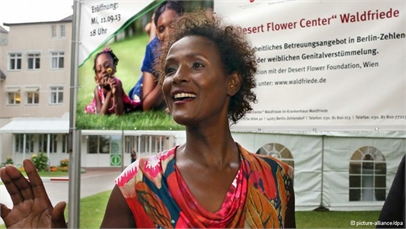 Waris Dirie vor dem Desert Flower Center. Foto: picture alliance / dpa